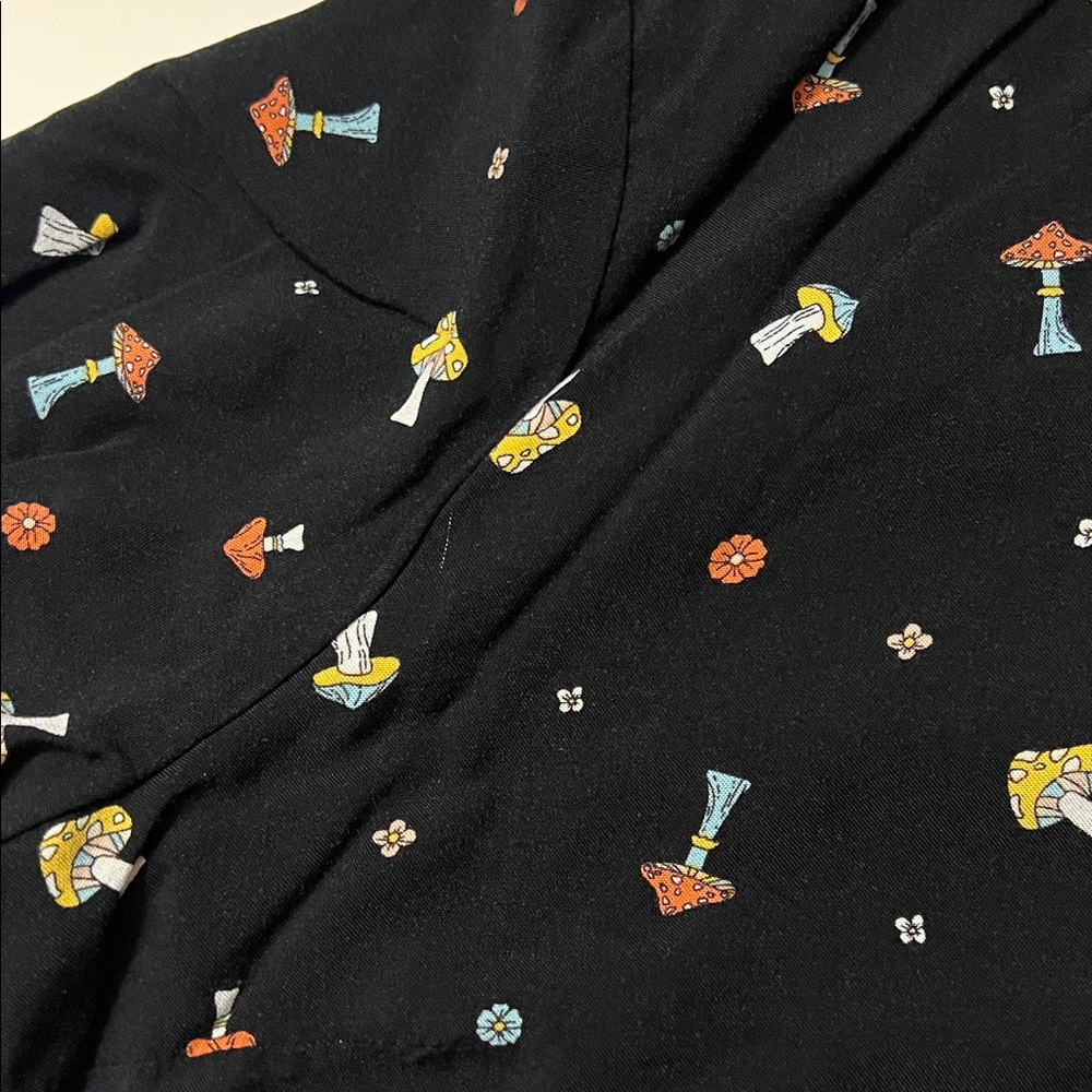 Black Mushroom button down short sleeve shirt women’s juniors XXL / 19 - Picture 11 of 11